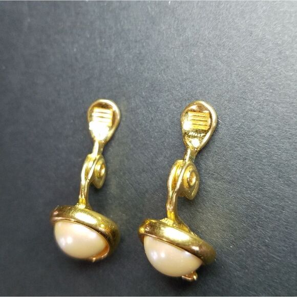 Vintage Signed Monet Faux Pearl Gold-tone Clip On Earrings - Picture 5 of 6